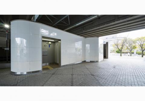 写真：海浜幕張駅前広場公衆トイレ（千葉県）